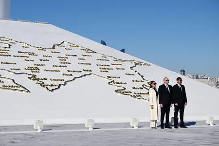 Prezident İlham Əliyev Bakıda Dövlət Bayrağı Meydanında olub, Azərbaycanın üçrəngli Bayrağını ucaldıb - YENİLƏNİB