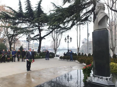 Azərbaycan səfirliyinin əməkdaşları Tbilisidə Heydər Əliyevin abidəsini ziyarət ediblər