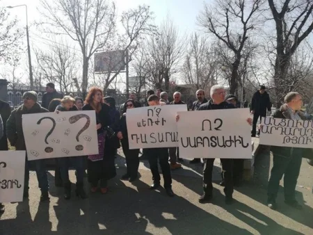 В Армении у здания суда прошла акция протеста