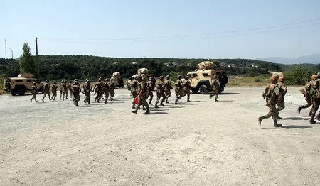 MN: Təlimlərdə iştirak edən qoşunlar əməliyyat təyinatı rayonları istiqamətində hərəkət edir - VİDEO