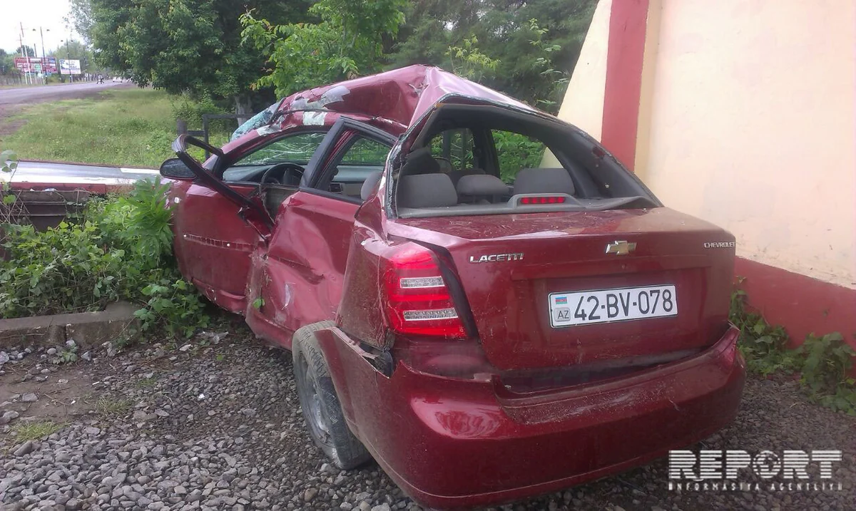 Lənkəranda yol qəzası baş verib, sürücü xəsarət alıb - FOTO