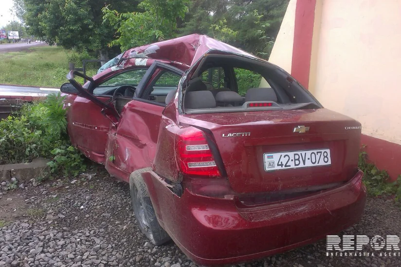 Lənkəranda yol qəzası baş verib, sürücü xəsarət alıb - FOTO