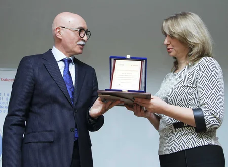 Təhsil Nazirliyi müəllimləri təltif edib