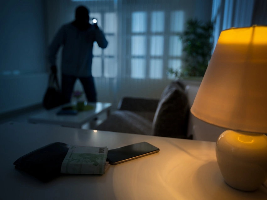 Bakıda 7 min manatlıq telefon oğurlanıb