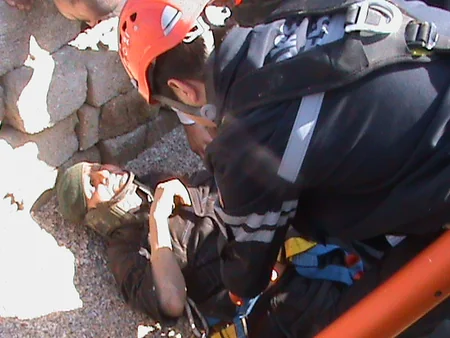 ​FHN əməkdaşları su quyusuna düşmüş şəxsi xilas edib - FOTO - YENİLƏNİB