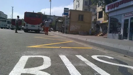 Paytaxtın iki küçəsində avtobus dayanacaqları üçün xətlər yenidən rənglənib