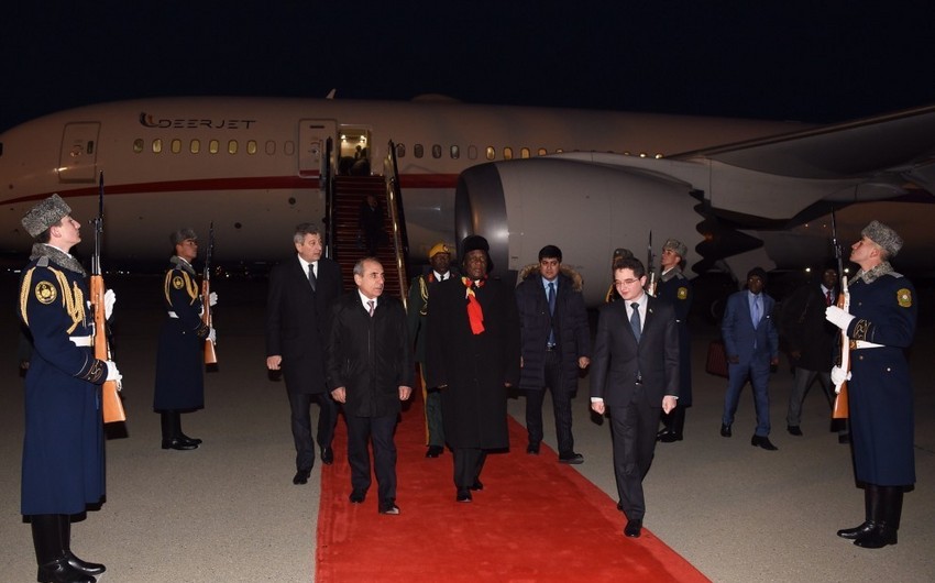 Zimbabvenin Prezidenti Azərbaycana işgüzar səfərə gəlib