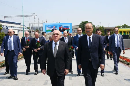 Azerbaijani and Uzbek prime ministers visit Heydar Aliyev bas-relief in Tashkent