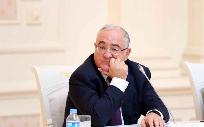 Ramiz Rzayev məhkəmələrdə mətbuatla işləyən şəxslərin ayrılmasını təklif edib