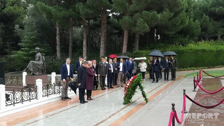 Türkiyənin müdafiə naziri Fəxri və Şəhidlər xiyabanlarını ziyarət edib