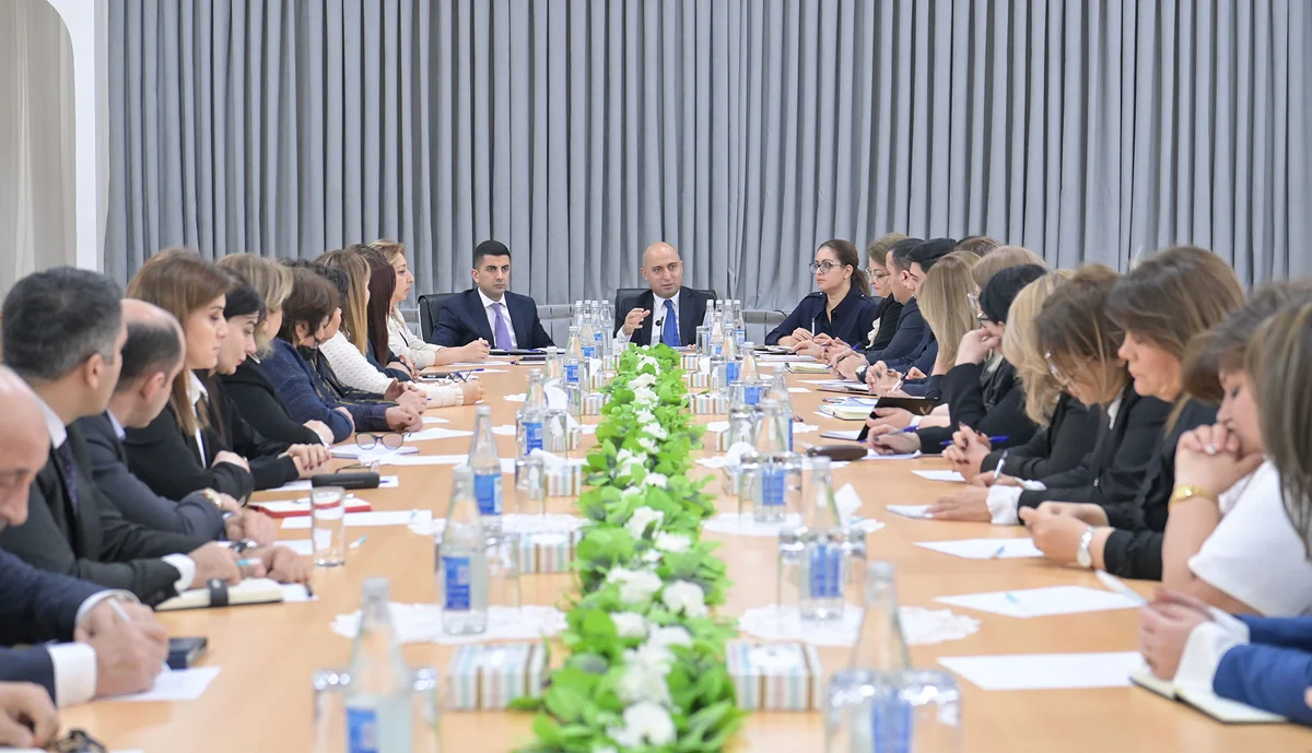 Nazir bir neçə məktəb direktoru ilə mövcud problemləri müzakirə edib