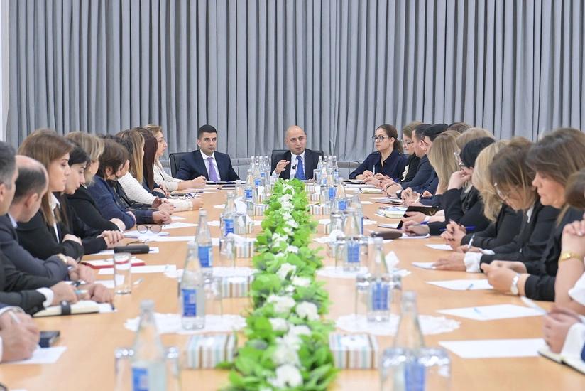 Nazir bir neçə məktəb direktoru ilə mövcud problemləri müzakirə edib