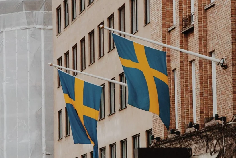 Etirazçılar Quranın təhqir edilməsinə cavab olaraq İsveçin Bağdaddakı səfirliyini yandırıblar