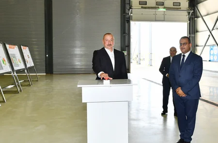 İlham Əliyev və Mehriban Əliyeva “Grand-Agro İnvitro” MMC-nin müəssisəsi ilə tanış olub