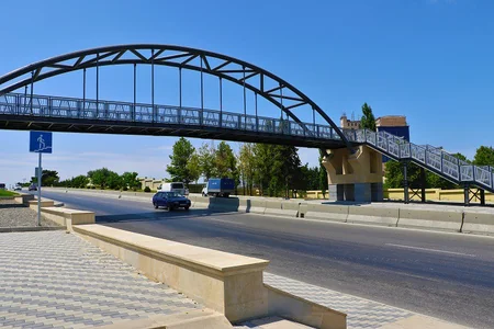 Sulutəpədə yeni yerüstü piyada keçidi inşa olunub