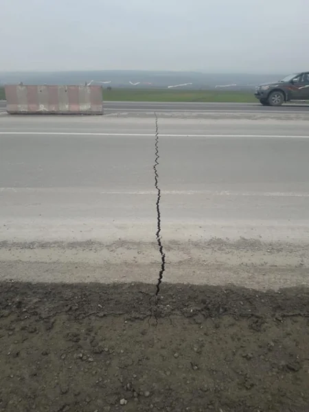 AAYDA : Zəlzələ yolda sürüşməyə səbəb olub