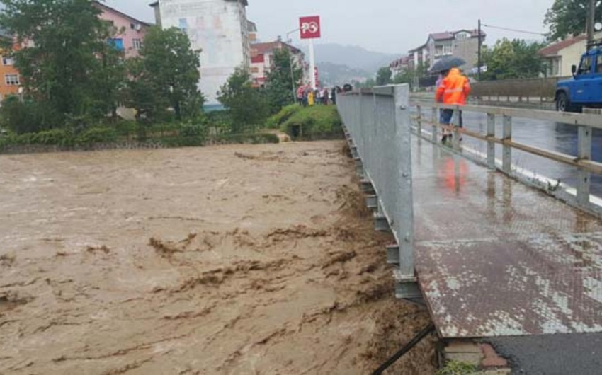 ​Türkiyədə sel nəticəsində 2 nəfər ölüb, 1 nəfər itkin düşüb - FOTO