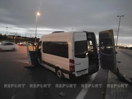 Aeroport yolunda mikroavtobus qəza törədib