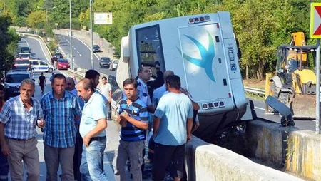 İstanbulda mikroavtobus aşıb: 1 ölü, 12 yaralı - FOTO