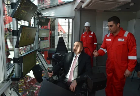 Prezident İlham Əliyev Heydər Əliyev adına yarımdalma qazma qurğusunun açılışında iştirak edib - YENİLƏNİB