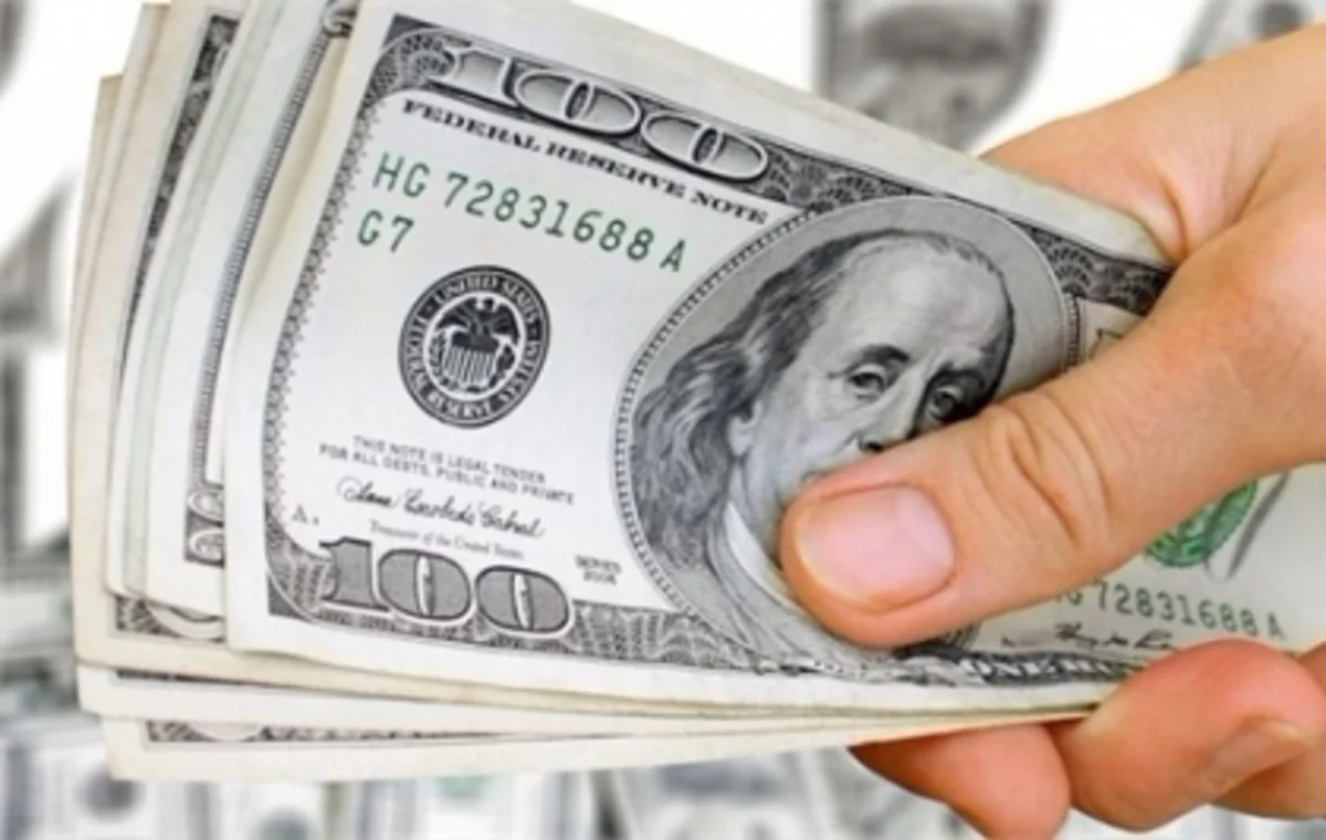 ​Bakı polisi küçədə dollar satanlara xəbərdarlıq edib