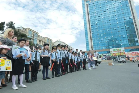 Bakıda uşaqlar yol polisini əvəz edib