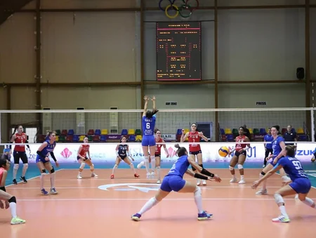 Qadın voleybolçular arasında Yüksək Liqada VII tura yekun vurulub