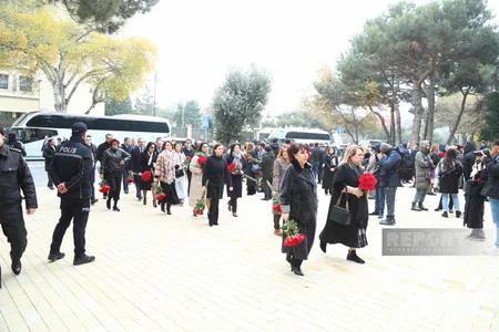Azərbaycan xalqı Fəxri xiyabanda Ümummilli Liderin məzarını ziyarət edir