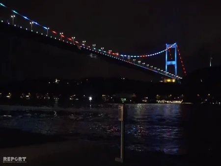 İstanbulun məşhur asma körpüsü Azərbaycan bayrağının rəngləri ilə işıqlanıb - FOTO - VİDEO