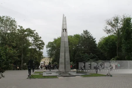 Azerbaijani delegation members lay flowers at Heydar Aliyev's monument in Astrakhan