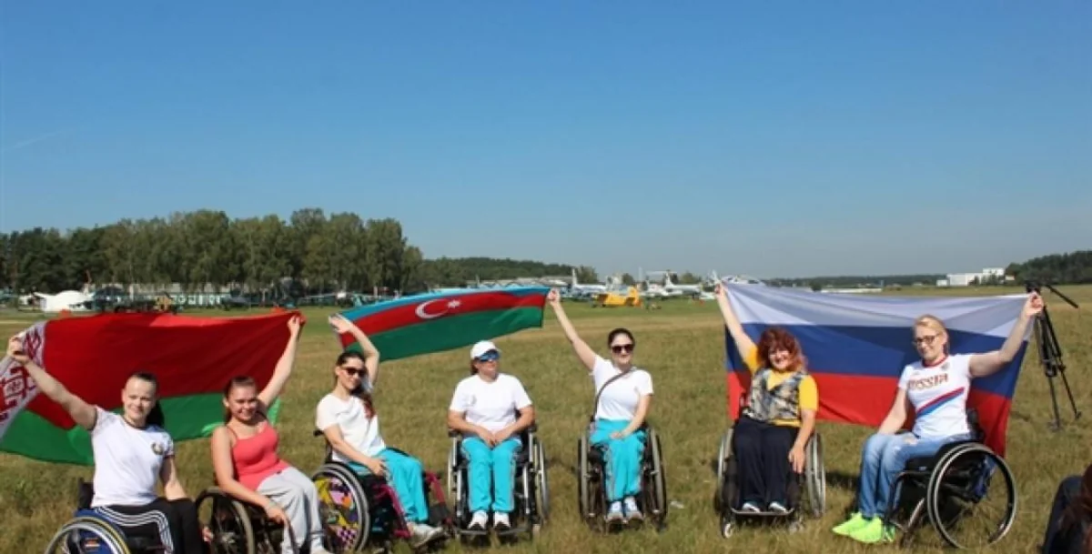 ​Инвалиды-колясочники из Азербайджана прыгнули с парашютом - ВИДЕО