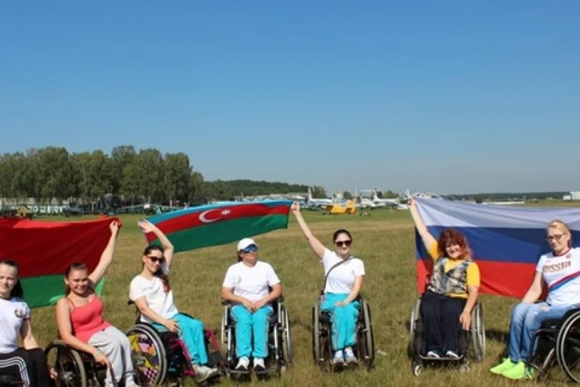 ​Инвалиды-колясочники из Азербайджана прыгнули с парашютом - ВИДЕО