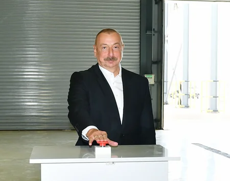 İlham Əliyev və Mehriban Əliyeva “Grand-Agro İnvitro” MMC-nin müəssisəsi ilə tanış olub