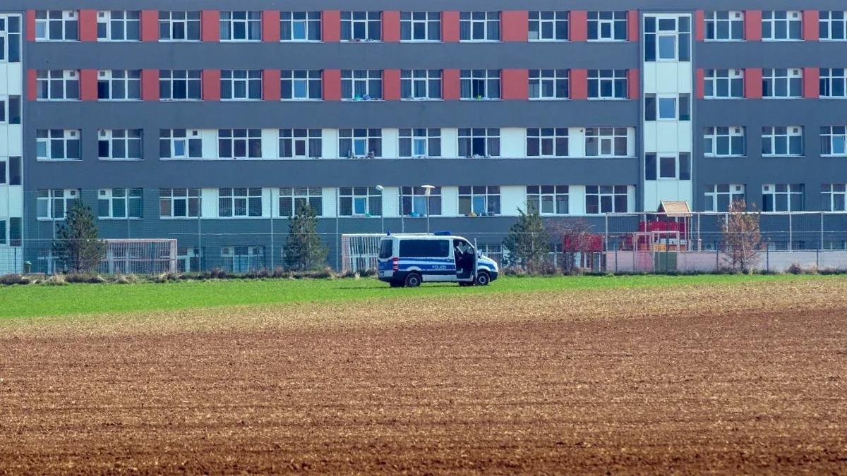 Asylum seekers flee camp in Germany - VIDEO