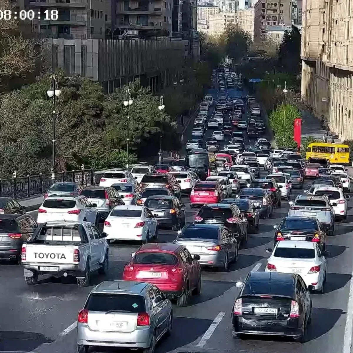 Bakının bir sıra yollarında tıxac yaranıb - SİYAHI