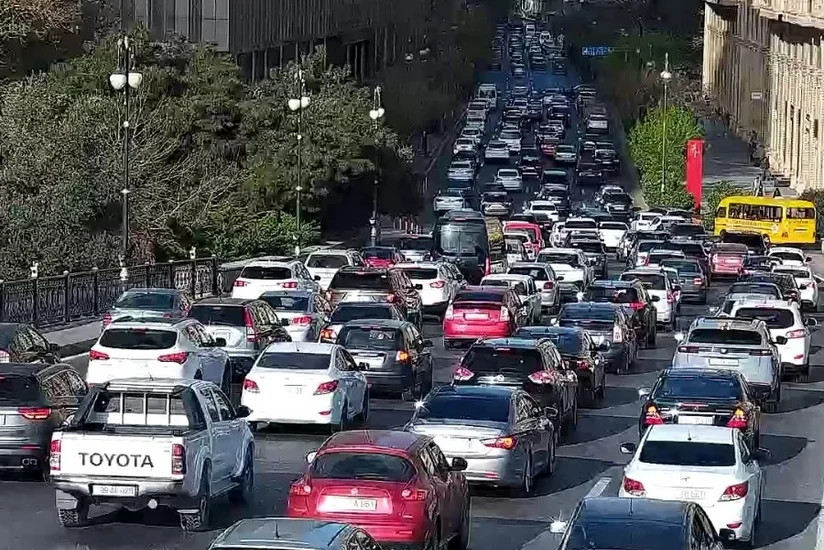 Bakının bir sıra yollarında tıxac yaranıb - SİYAHI