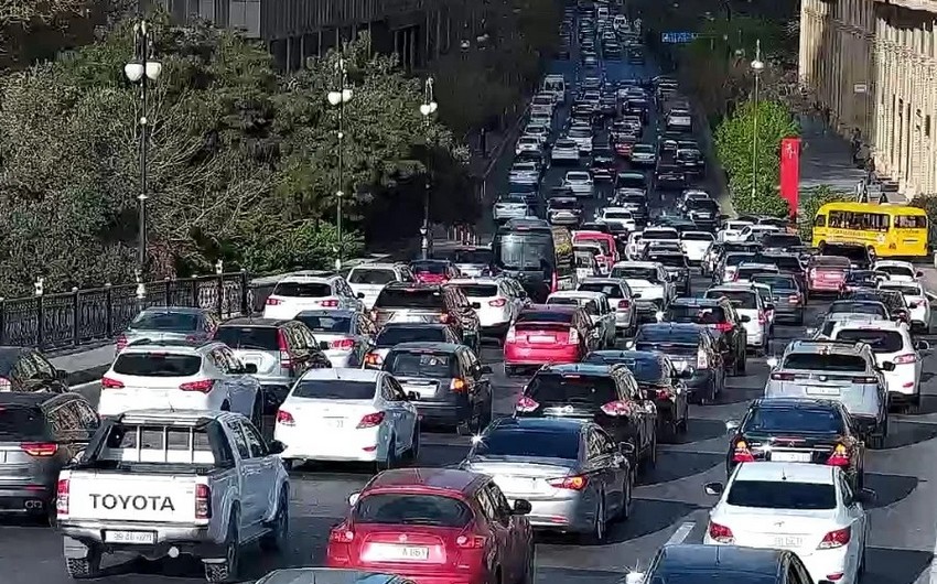 Bakının bir sıra yollarında tıxac yaranıb - SİYAHI