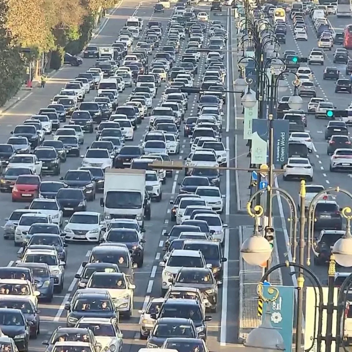 Bakının bir sıra yollarında nəqliyyatın sıxlığı müşahidə olunur