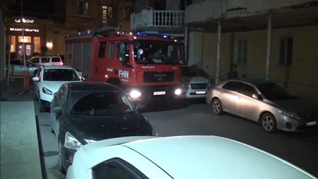 Bakıda süni maneə səbəbindən yanğın avtomobillərinin yaşayış binasına yaxınlaşa bilməməsi müəyyən edilib
