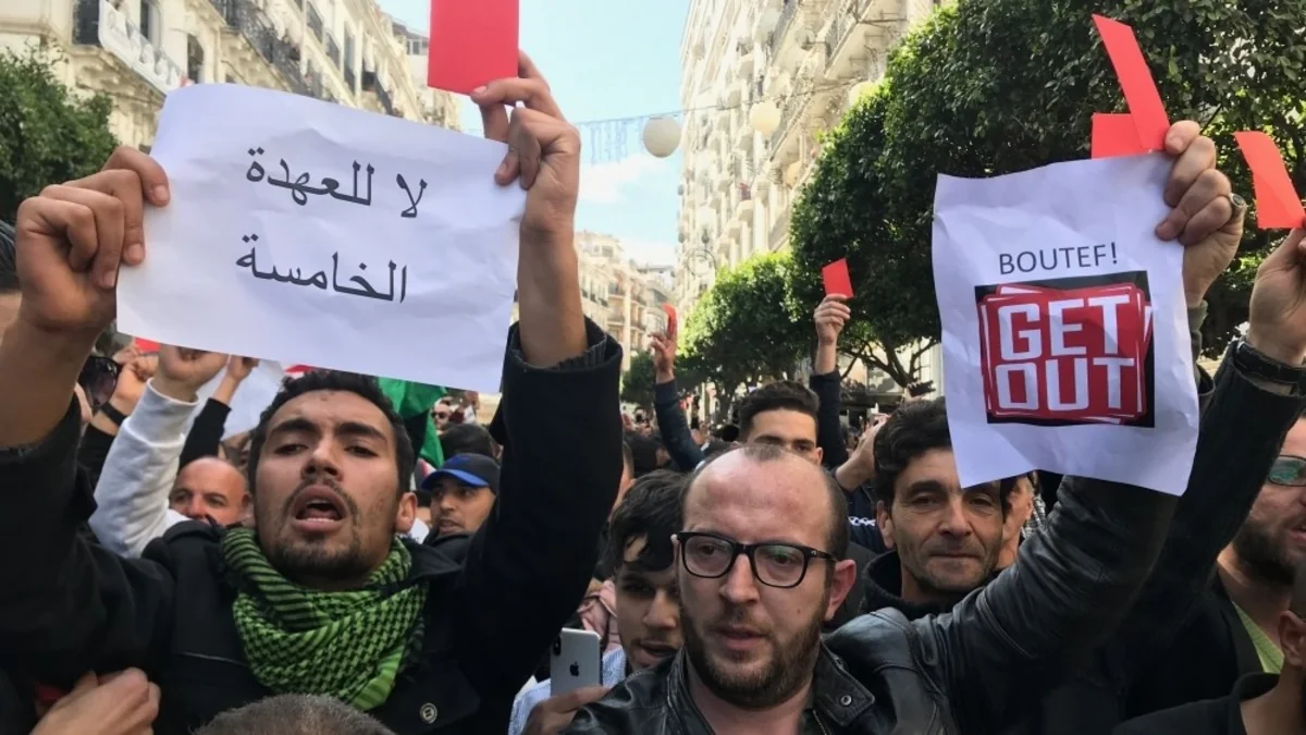 Сотни людей вышли на акции протеста в Алжире - ВИДЕО