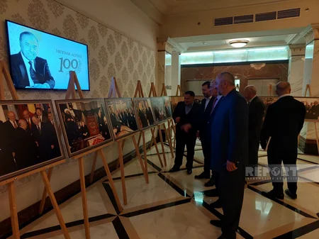 Gürcüstanda Heydər Əliyevin 100 illik yubileyinə həsr olunmuş fotosərgi açılıb