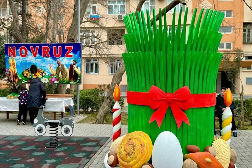 Празднование Новруза в благоустроенных кварталах Баку продолжается