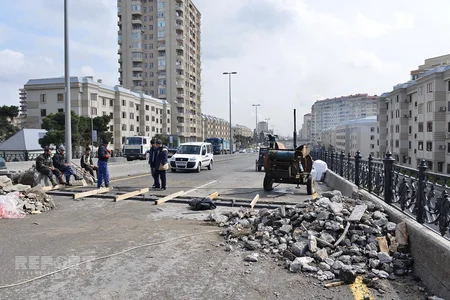 Bakının təmirə dayanmış yolları - FOTOREPORTAJ