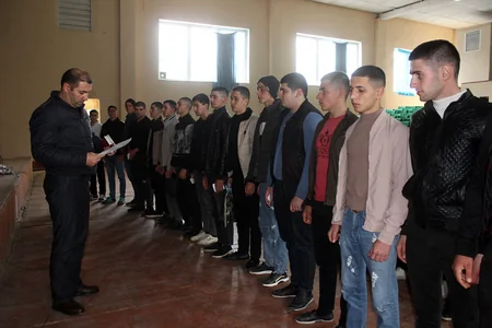 MN: Gənc əsgərlərin ailə üzvləri və yaxınları ilə görüşü məhdudlaşdırılıb
