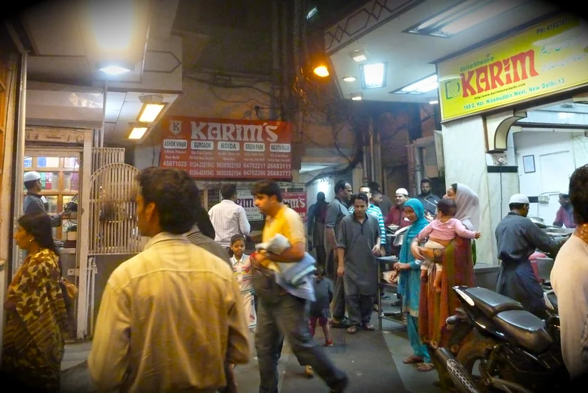 В индийском Дели открываются рестораны и магазины