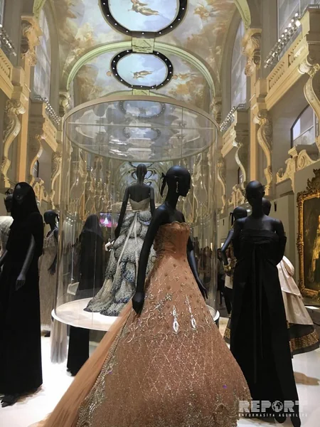 Parisdə məşhur modelyer Kristian Diorun yaradıcılığının 70 illiyi qeyd olunub - FOTOREPORTAJ