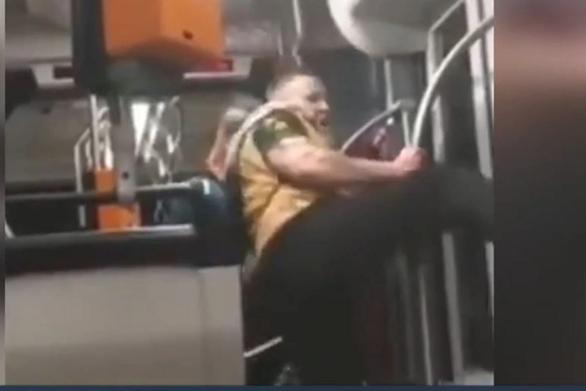 Almaniyada suriyalı gənc tramvayda irqçi hücuma məruz qalıb – VİDEO