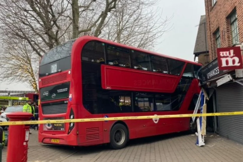 В Лондоне двухэтажный автобус врезался в здание, пострадали 19 человек