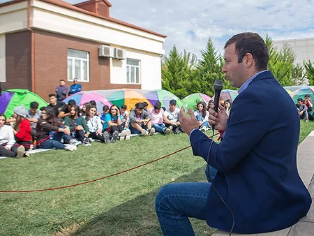 AFFA-nın baş katibi AVRO-2020 ilə bağlı Şamaxıdakı yay düşərgəsində könüllülərlə görüşüb