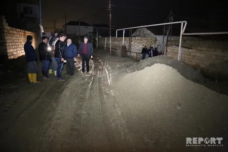 Bakıda su borusu partlayıb, 10 evi su basıb - VİDEO